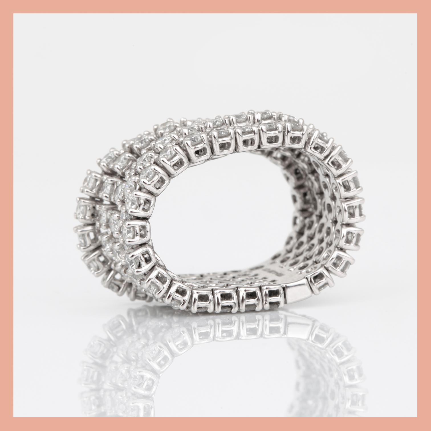 RING, 18K vitguld med briljantslipade diamanter, tot ca 4,00 ct. Total vikt ca 13,22 g.