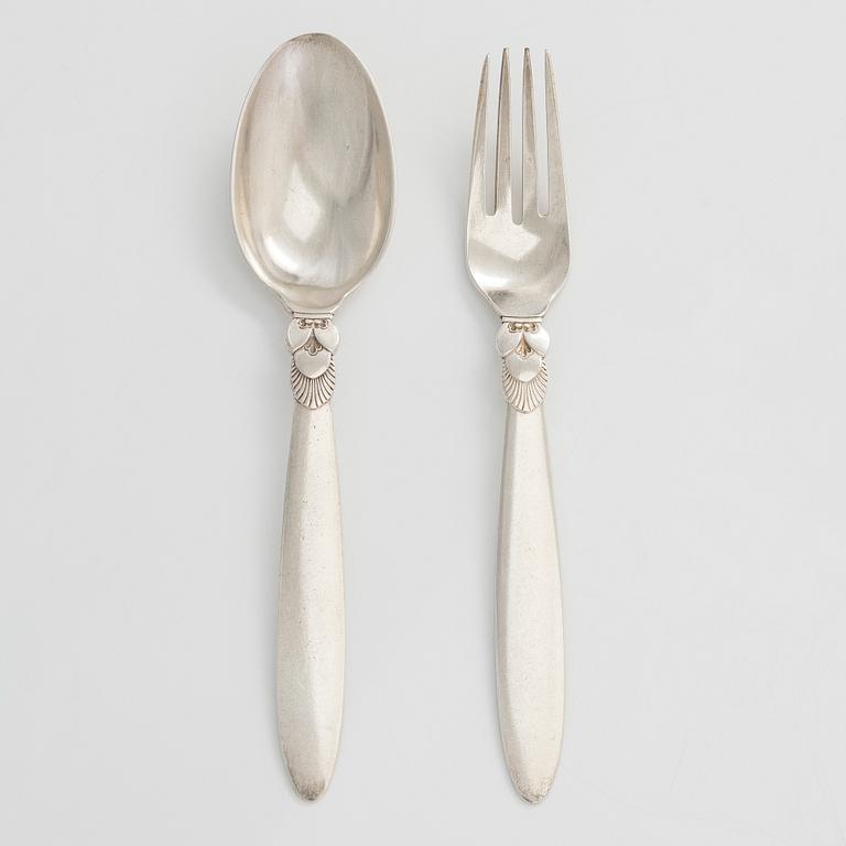 Haarukka ja lusikka, George Jensen, hillolusikka, leimattu Holm, sekä tarjoiluastia, hopeaa, Kööpenhamina n.1930-33.