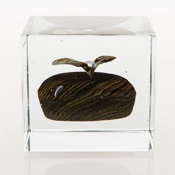 OIVA TOIKKA, A glass cube signed Oiva Toikka Nuutajärvi 1980 and numbered 847/1000.