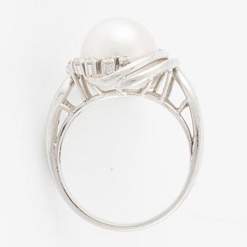 Ring platina med pärla och briljantslipade diamanter.