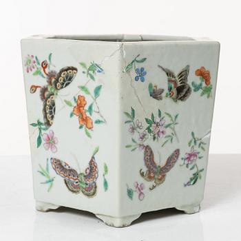 A set of two famille rose jardinieres, Qing dynasty, 19th century.