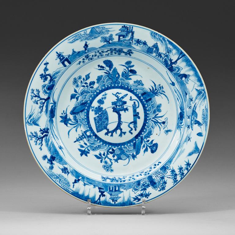 A blue and white dish, Qing dynasty, Kangxi (1662-1722).