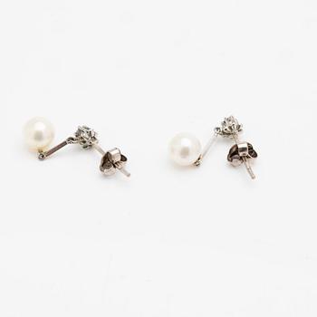 18K white gold earrings with cultured pearls and diamonds.