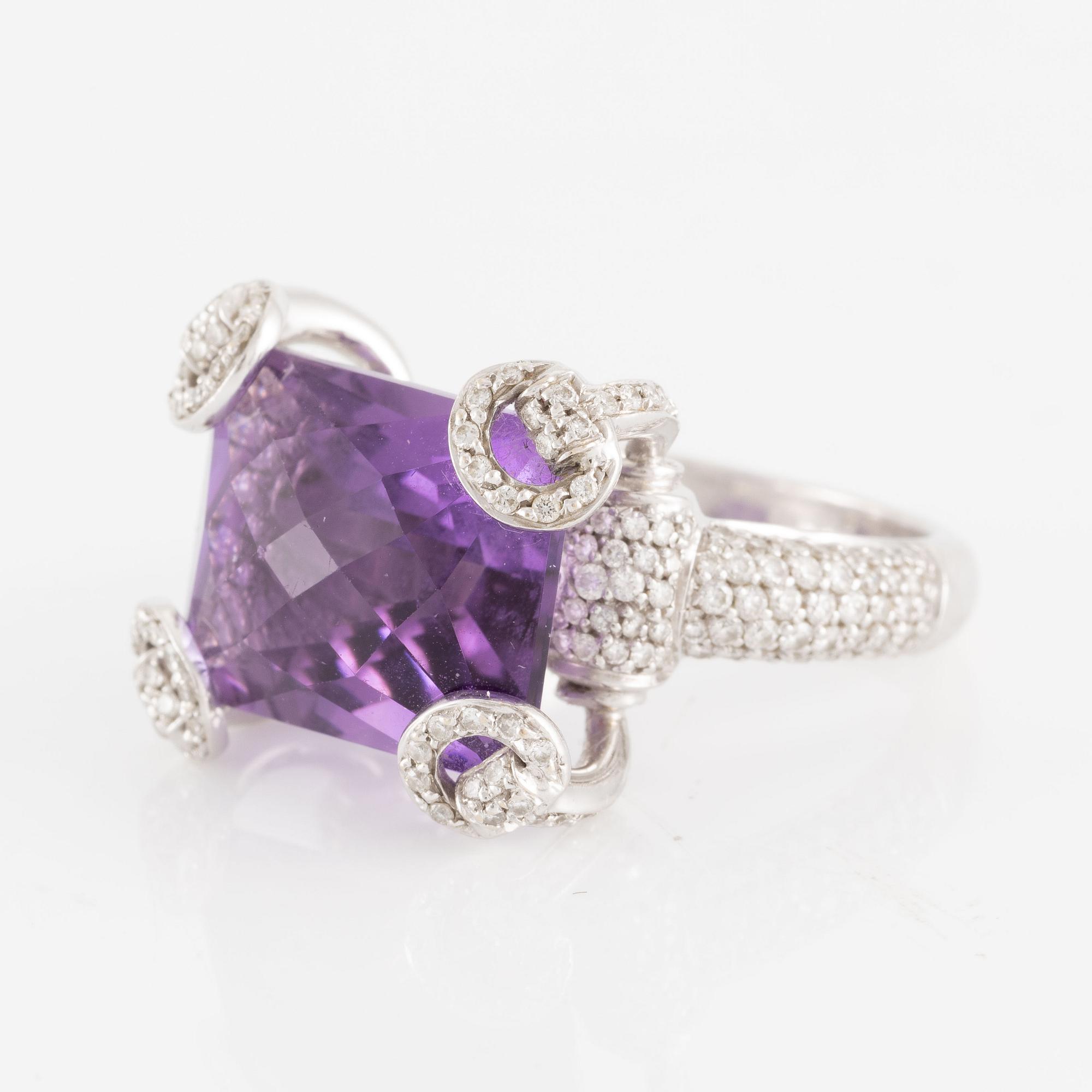 A ring by Gucci "Horsebit Cocktail" 18K white gold with an amethyst and round brilliant-cut diamonds.