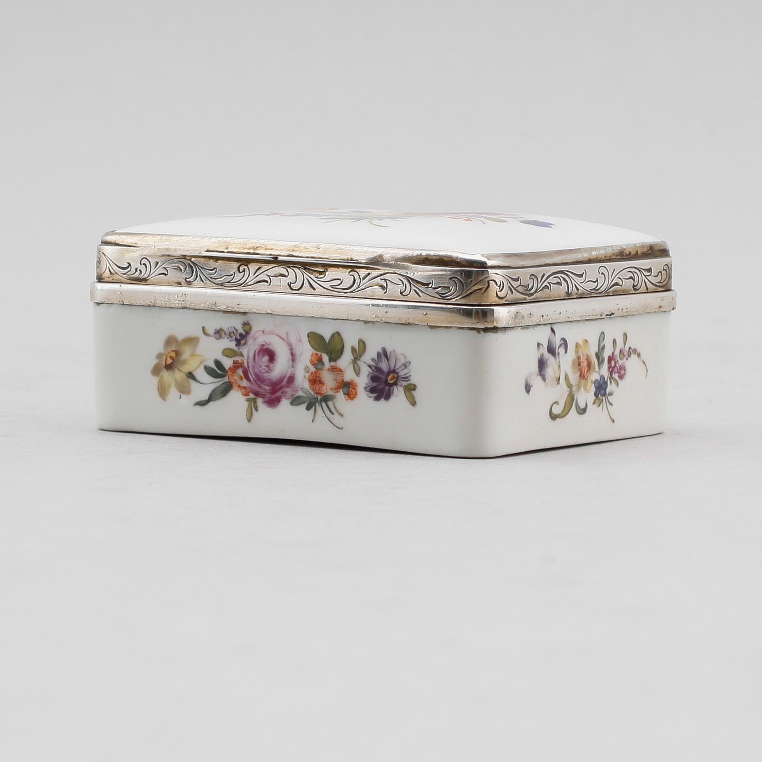 DOSA, porslin och silver, omkring år 1800.