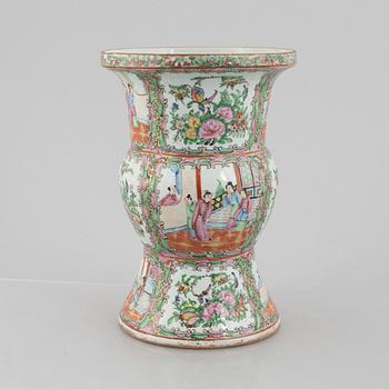 A Canton porcelain vase, China, Qing dynasty, around 1900.