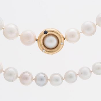 LYNNGGARD SOUTH SEA cultured pearl necklace, clasp 18K gold w 2 brilliant-cut diamonds approx 0,20 ct in total.