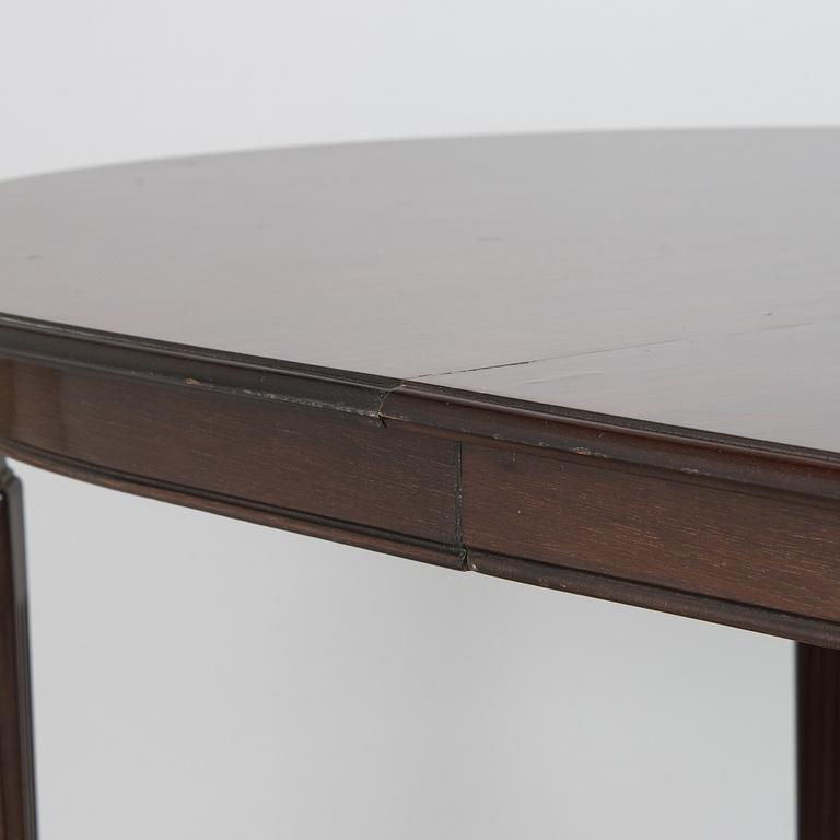 A dining table, Hepplewhite style, later half of the 20th century.