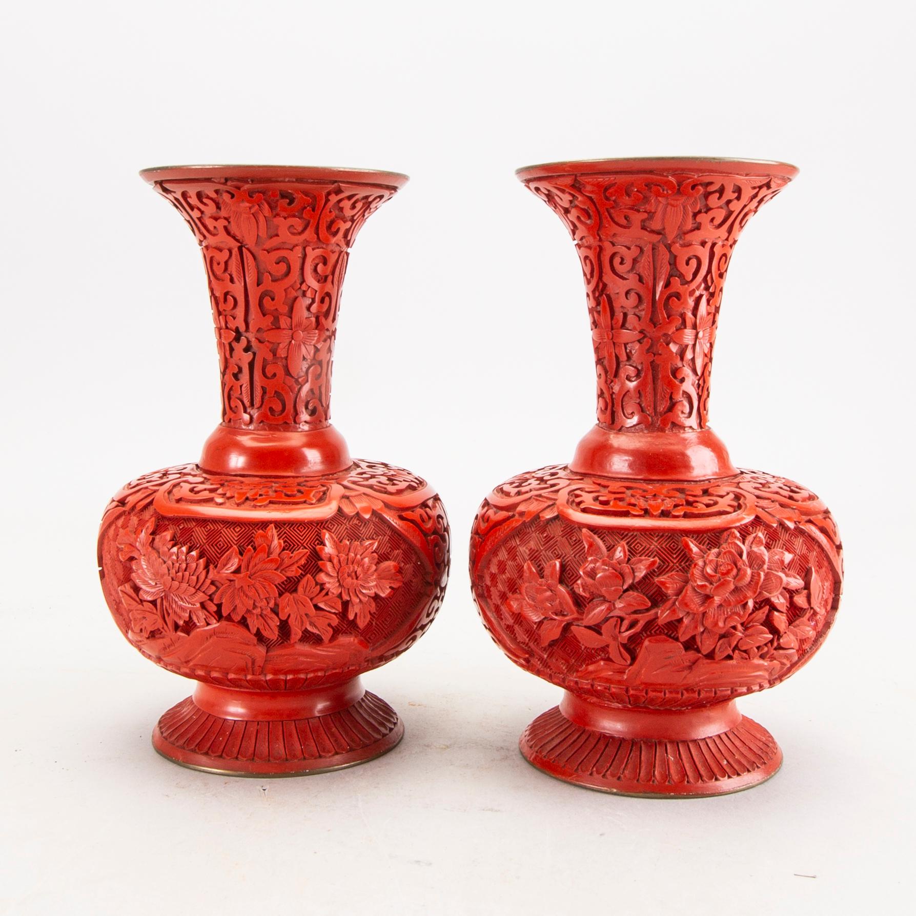 A pair of Chinese vases, second half of the 20th century.