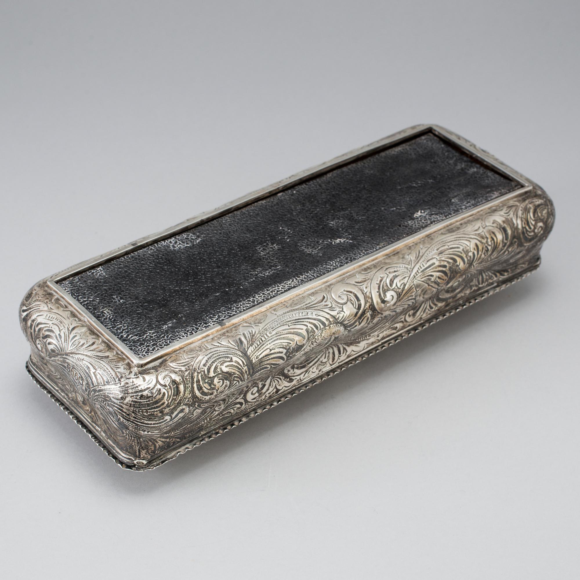 AN ENGLISH VICTORIAN SILVER BOX, London 1887. Weight with loose bottom ca 630 g.