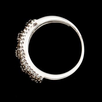 RING, 10 k vitguld, briljantslipade diamanter tot ca 0.63 ct.