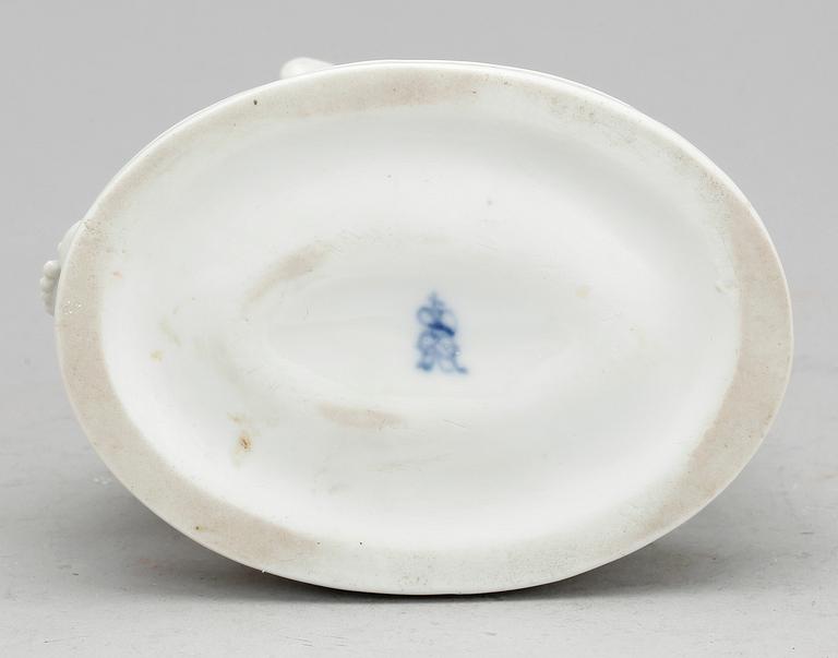 FIGURIN, porslin, bär märkning, 18/1900-tal.