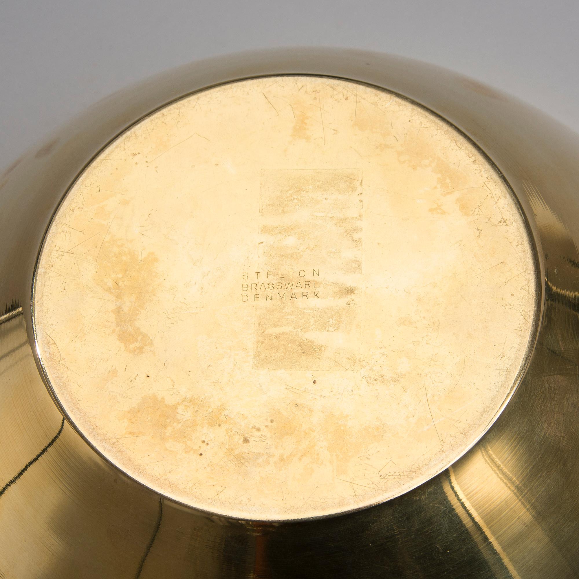 ARNE JACOBSEN, MÄSSINGSSKÅL. Märkt: Stelton Brassware Denmark. 1960-tal.