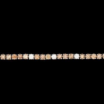 1089. A cognacs coloured brilliant cut diamond bracelet, tot. app 6.30 cts.