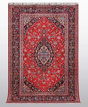A carpet, Kashan 284 x 195 cm.