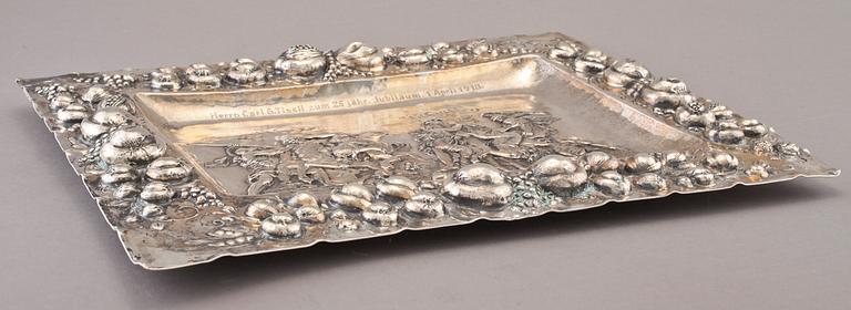 PRESENTERFAT, silver, sannolikt Tyskland, omkring sekelskiftet 1800/1900. Otydliga stämplar.Vikt 1180 gram.