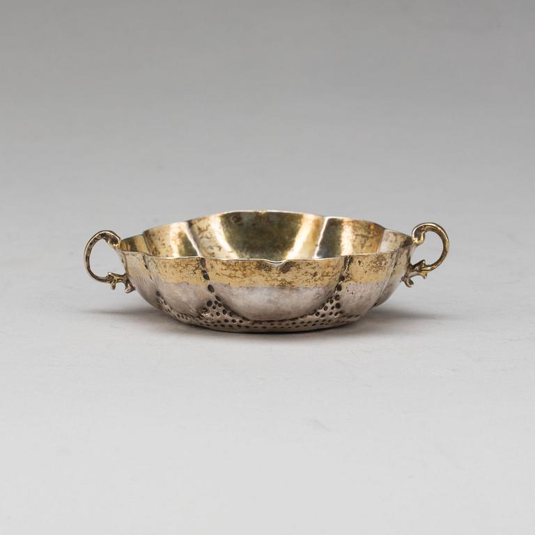 SKÅL, silver. Augsburg, otydl stämplar. 1600-talets slut. 42g.