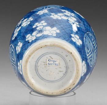 A blue and white jar, Qing dynasty, Kangxi (1662-1722).