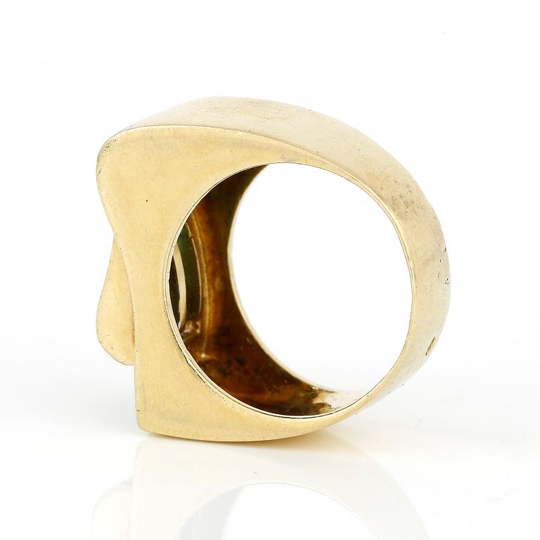 RING, 18K guld med diamanter tot ca 0,20 ct och smaragder, Frankrike, troligen 1900-talets första hälft Tot vikt ca 12 g.