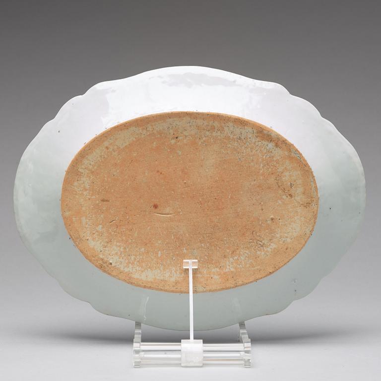 SERVERINGSFAT samt TALLRIKAR, ett par, kompaniporslin. Qingdynastin, Qianlong (1736-95).