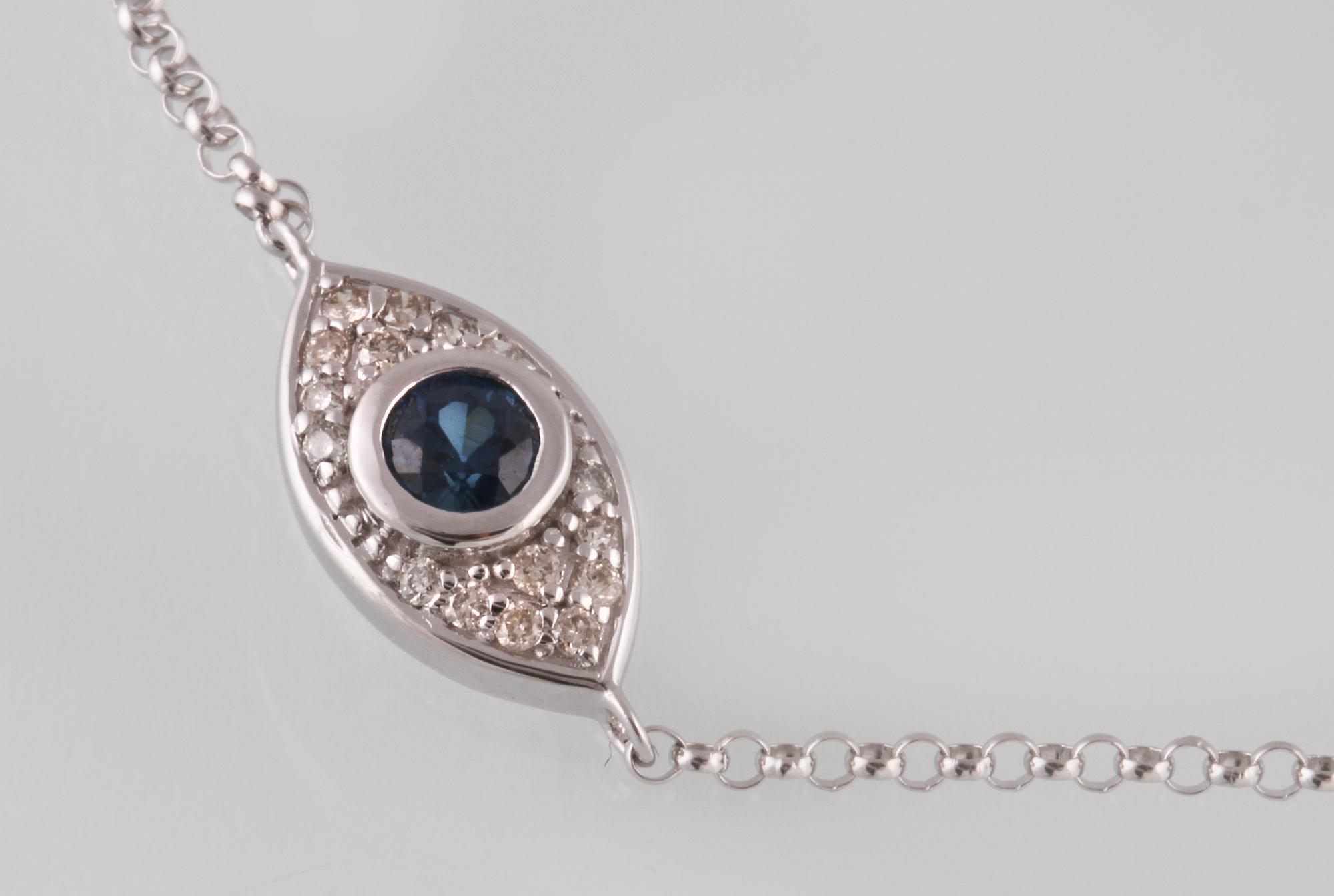 ARMBAND, 18K vitguld med briljantslipade diamanter ca 0.09 ct samt fasettslipad blå safir ca 0.18 ct Vikt 1,5 gram.