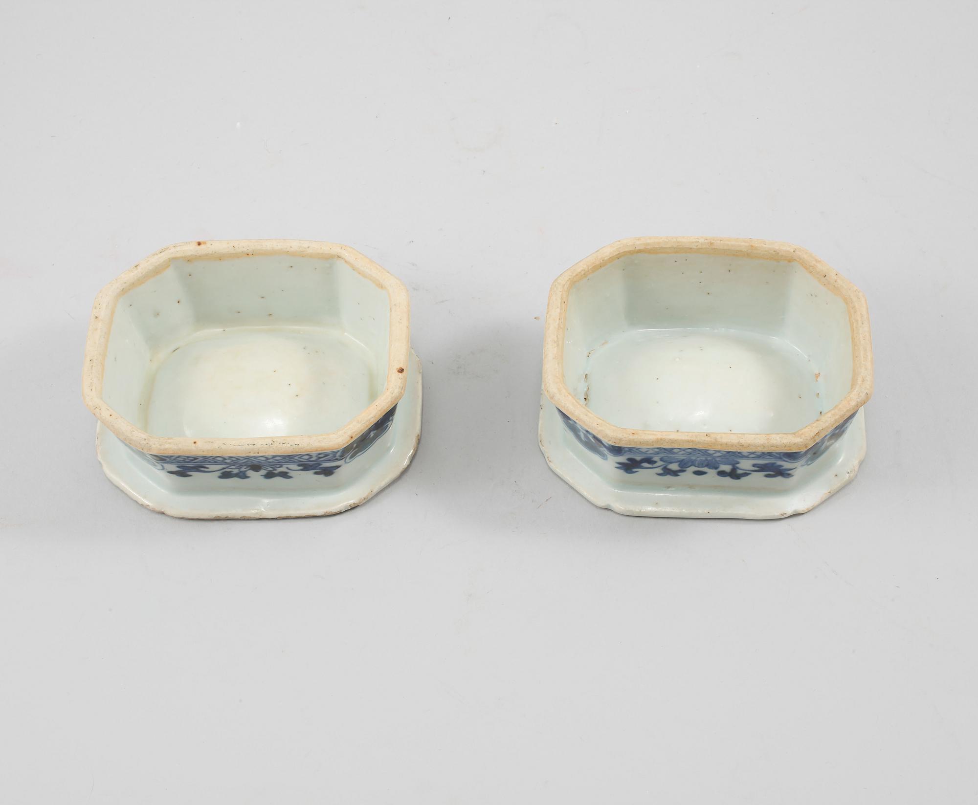 SALTKAR, 2 st, porslin, Kina, 1700-tal.