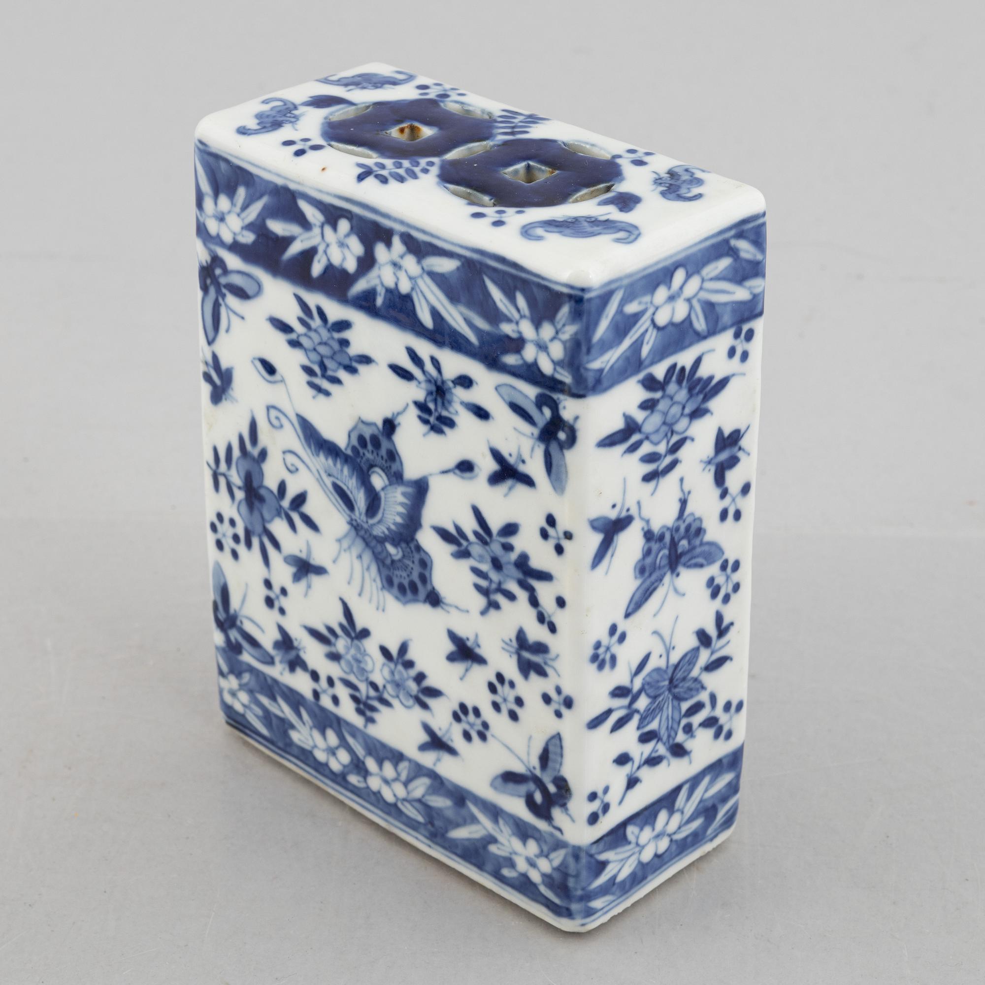 A Chinese blue and white porcelain neck stand / pillow and a pair of porcelain boxes, late Qing dynasty / early 20th cen.