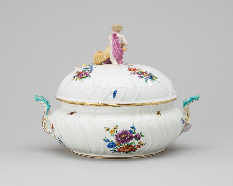 TERRIN med LOCK, porslin. Meissen, 1800-tal.