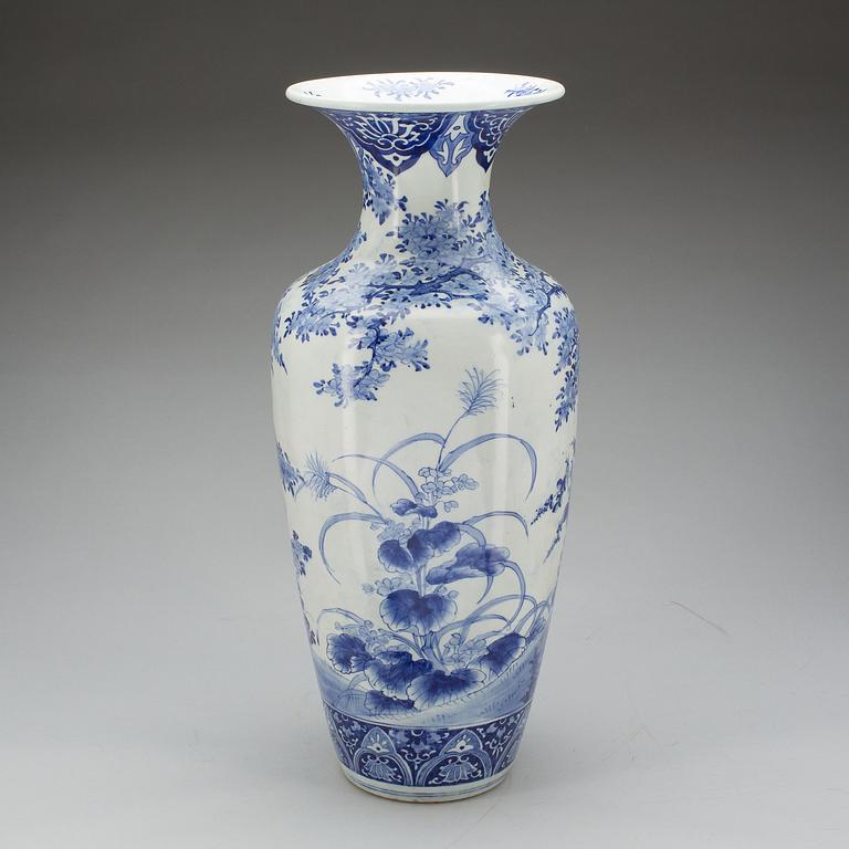 GOLVURNA, porslin, Japan, omkring 1900.