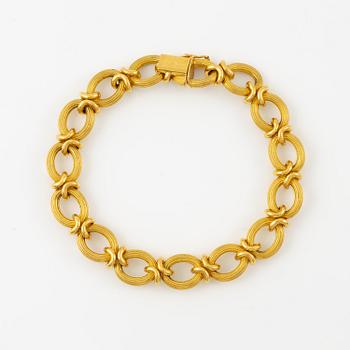 A bracelet in 18K gold.