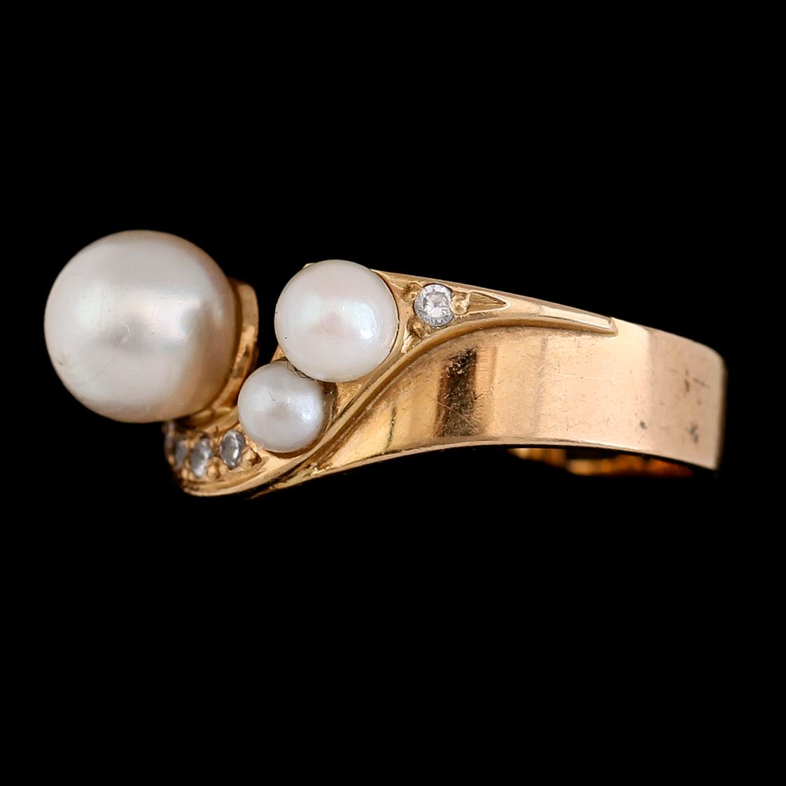 RING, 18K guld, vita stenar och odlade pärlor. Vikt ca 5 g.