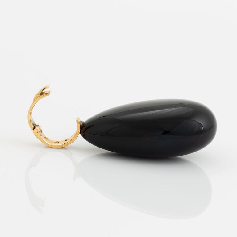 An 18K gold and onyx Acchinelli pendant set with round brilliant-cut diamonds.