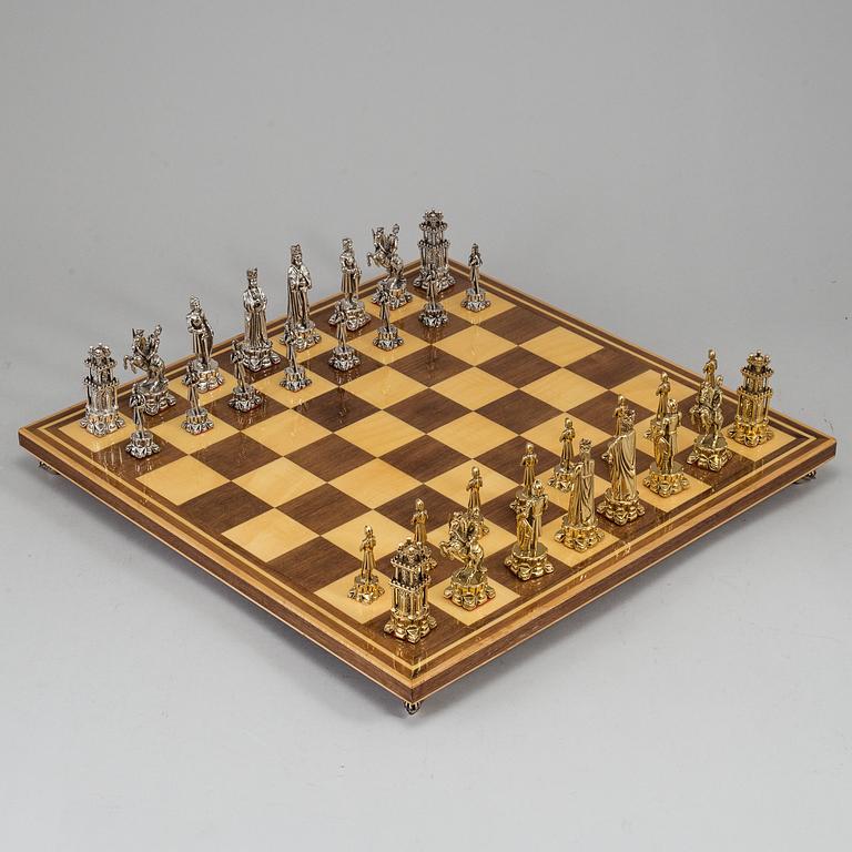 SCHACKBRÄDE, med spelpjäser i silver och förgyllt silver.