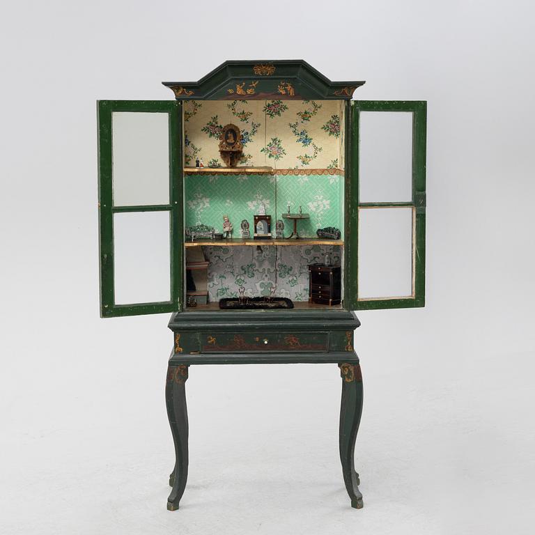 An 18th century cabinet / doll's house.