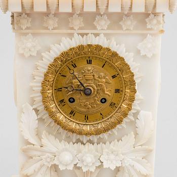 A 19TH CENTURY MANTELPIECE CLOCK.