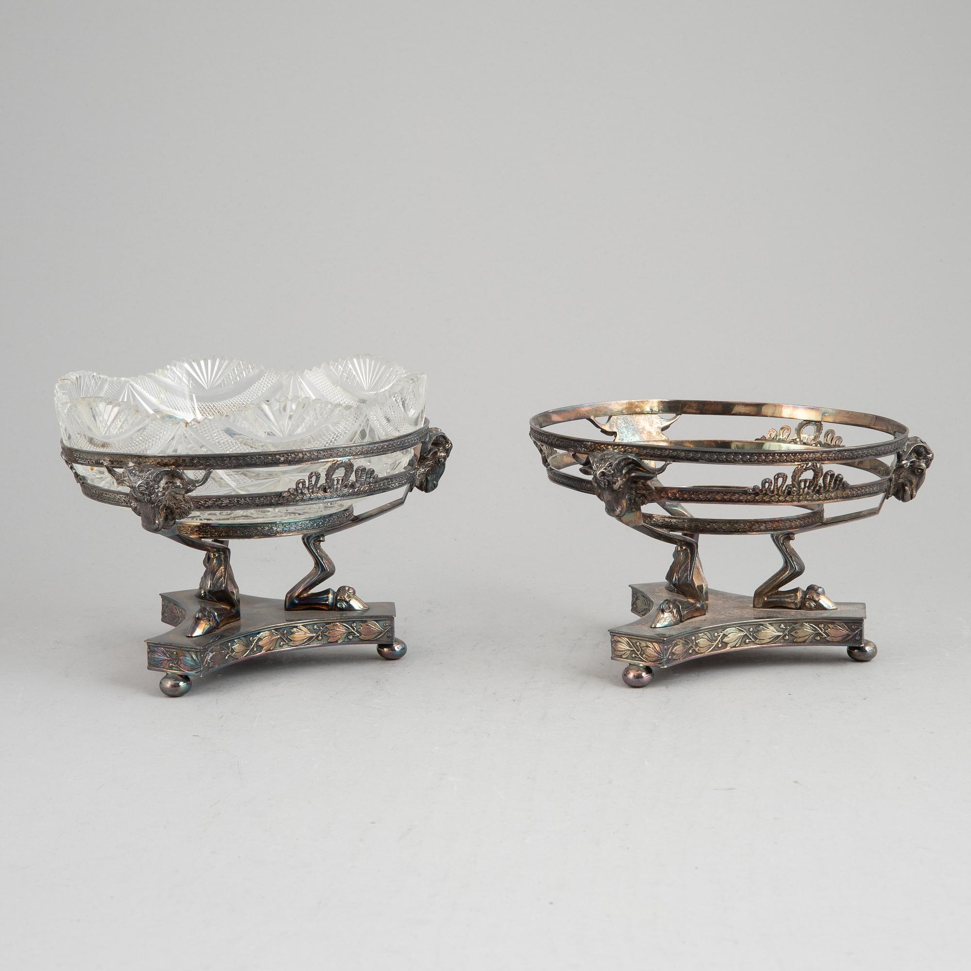 A pair of Gustavian style silver and glass bowls. A.G.Dufva, Stockholm, 1912.
