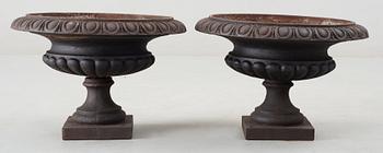 TRÄDGÅRDSURNOR, ett par, gjutjärn, omkring 1900.