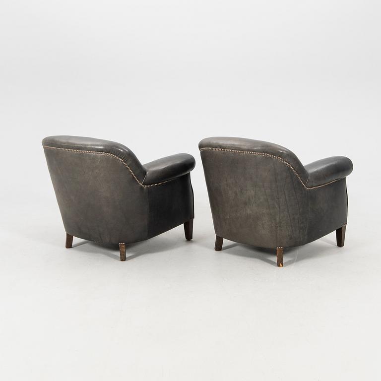 Club armchairs, 1 pair, circa 1900.