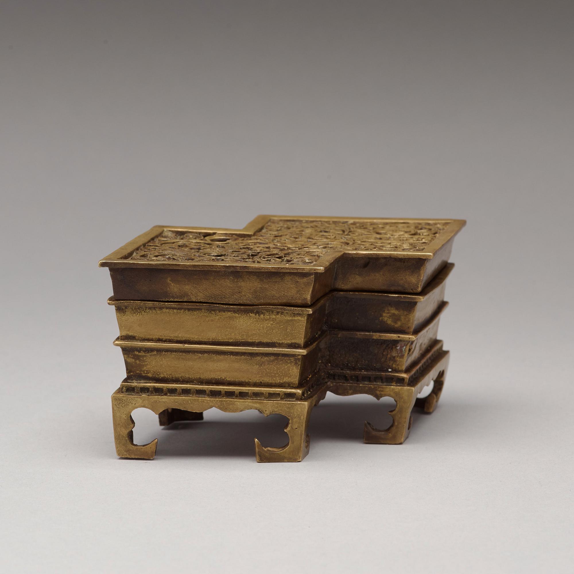 RÖKELSEKAR med LOCK, patinerad brons. Qingdynastin, 1800-tal.