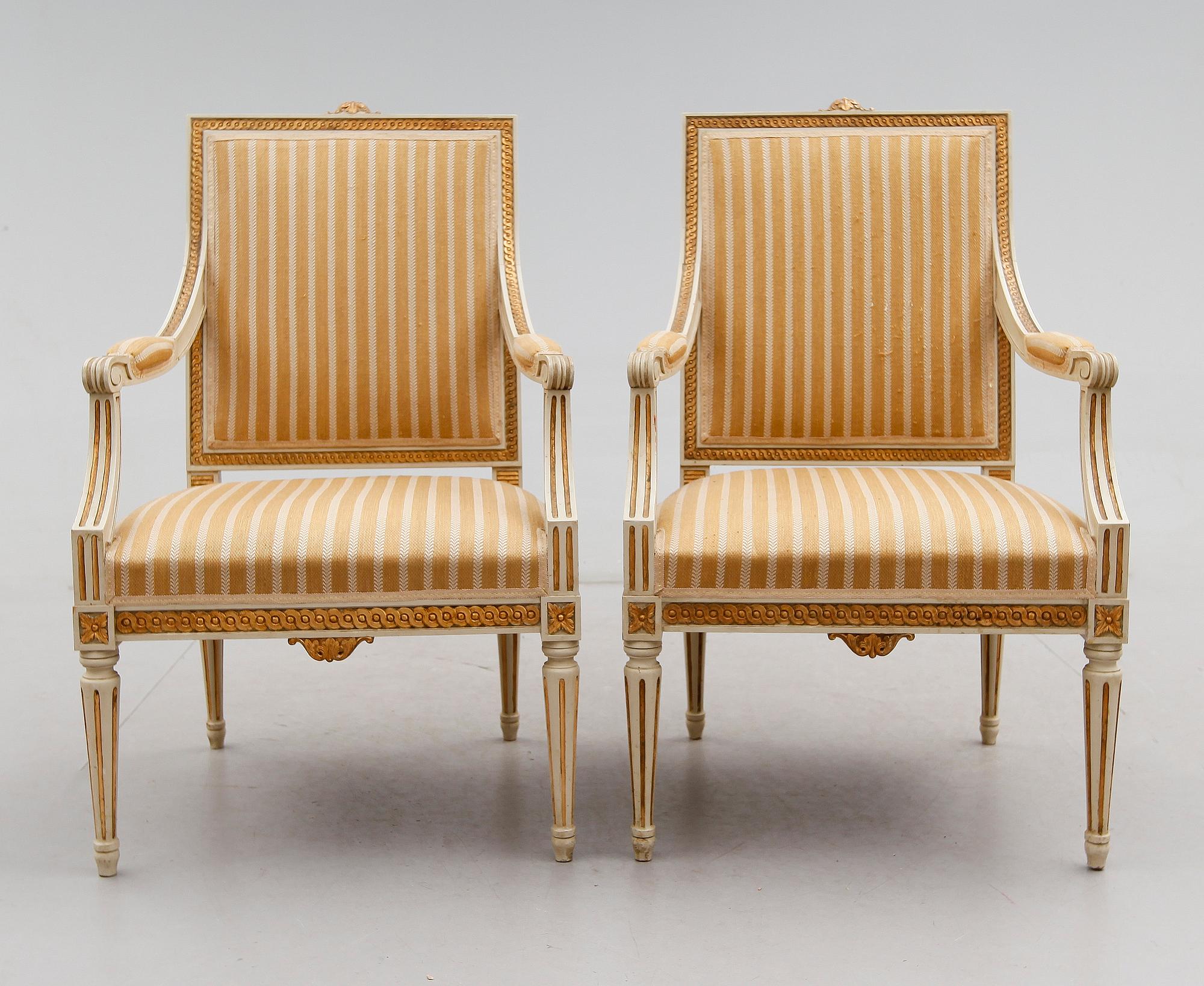 KARMSTOLAR, ett par, gustaviansk stil, 1900-talets första hälft.