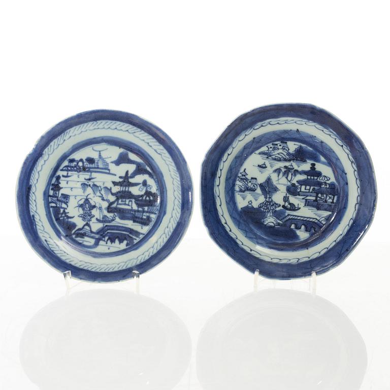 A set of thirteen Chinese blue and white porcelain dishes, Qing dynasty, 19th century.