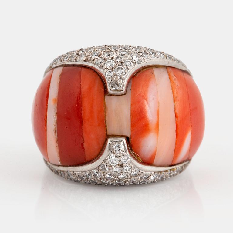 Ring Paul Binder 18K vitguld med korall och runda briljantslipade diamanter.
