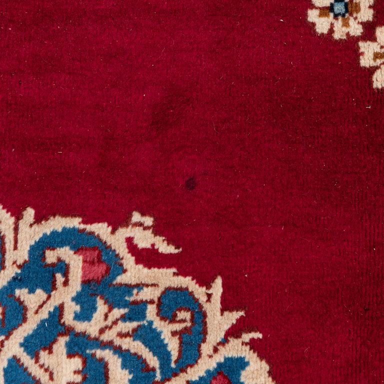 A Yazd carpet, approx. 418 × 297 cm.