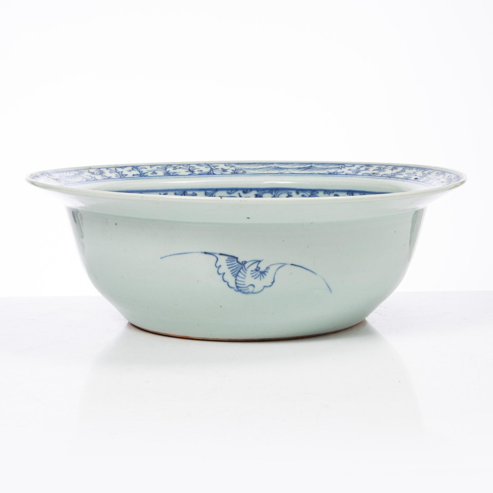 A large blue and white basin, Qing dynasty, 19th century.
