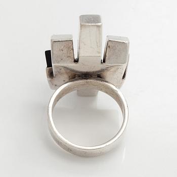 Helge Narsakka, ring, onyx, silver, Kaunis Koru, 1978.