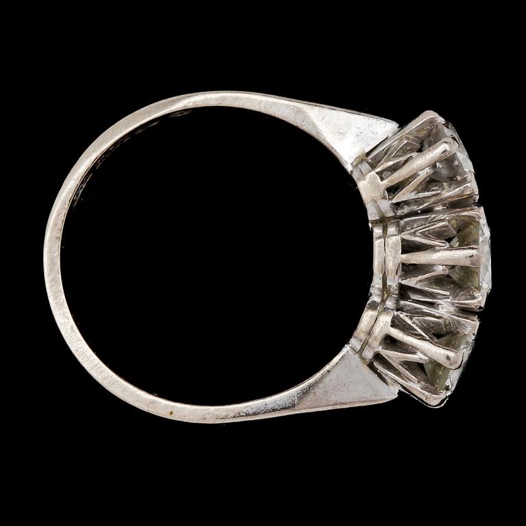 RING, 18k guld med tre briljantslipade diamanter, tot ca 1.10 ct, 1983.
