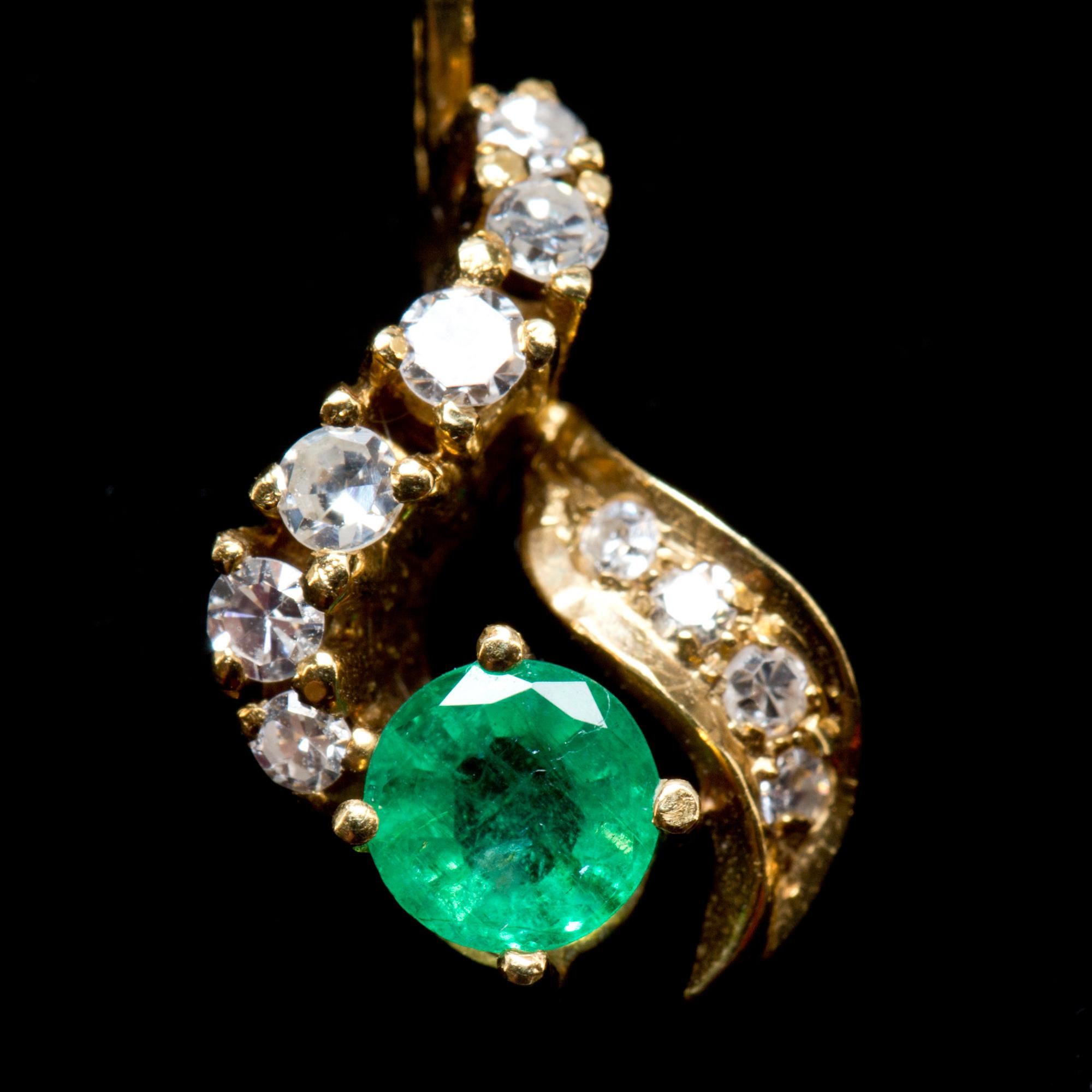 SMYCKESET, 2 delar, 18k guld besatt med smaragder och diamanter, ca 0.3 ct. Total vikt ca 11,3 g.