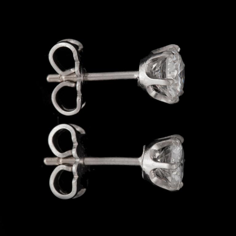 A pair of diamond earstuds. Total carat weight circa 1.20 cts. Quality circa G/VS.