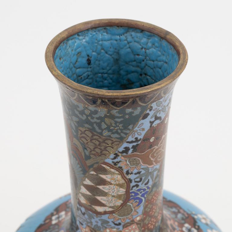 Vas samt fat, cloisonné. Japan, tidigt 1900-tal.