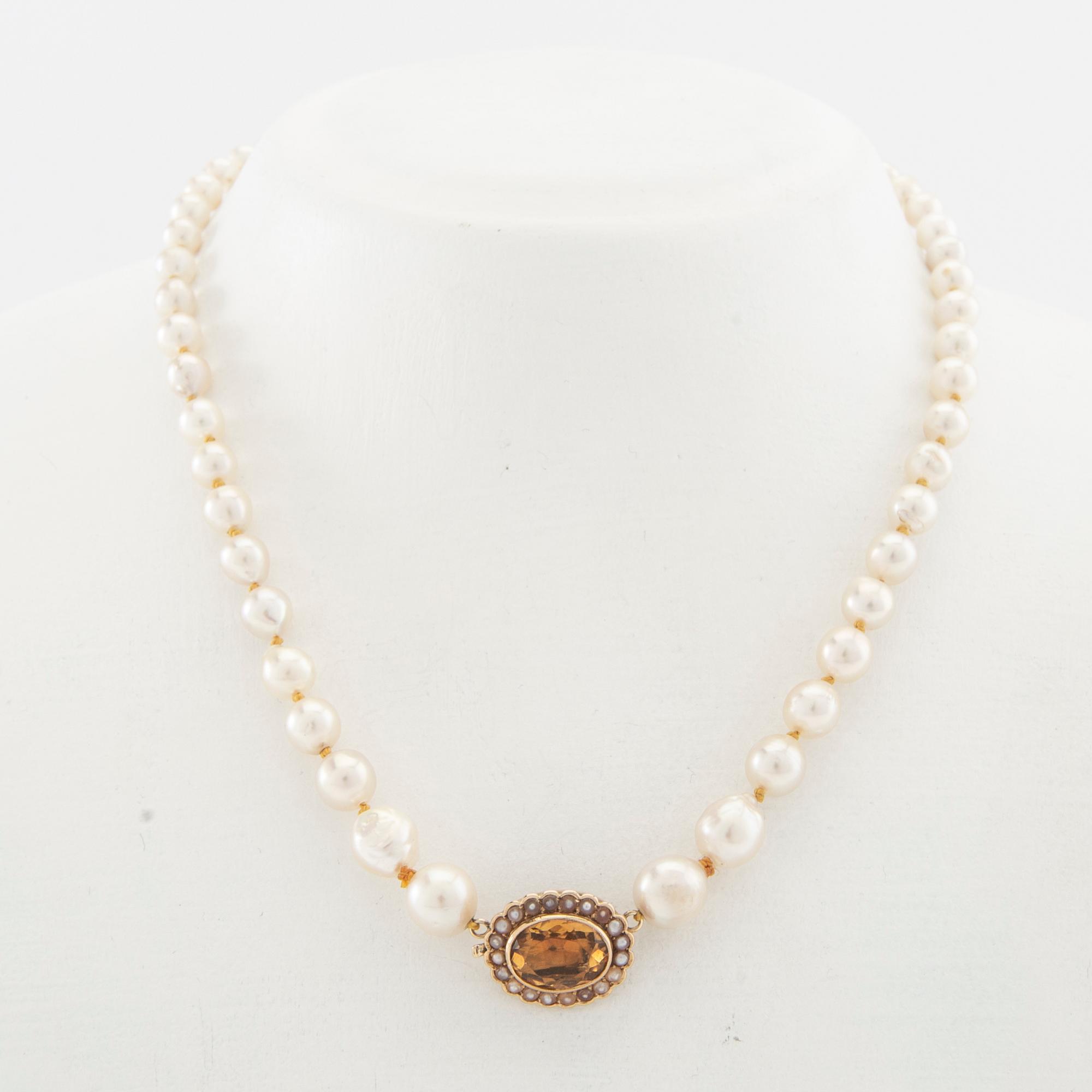 Halsband av odlade pärlor med lås av 18K guld, seedpärlor och en ovalt fasetterad citrin.